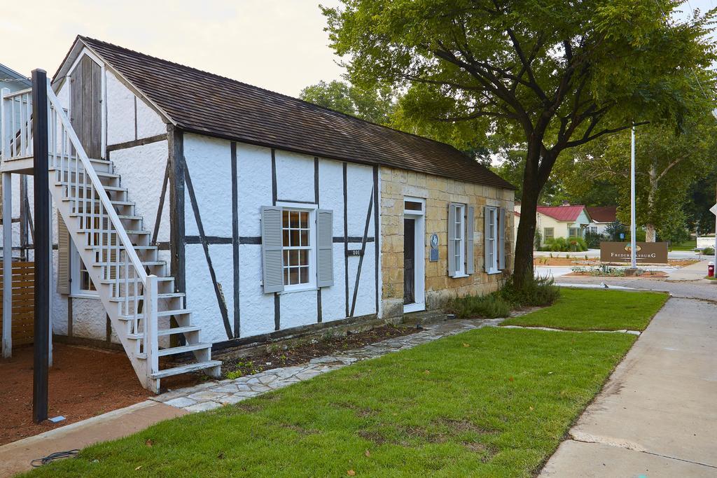 Fredericksburg Inn And Suites Екстериор снимка
