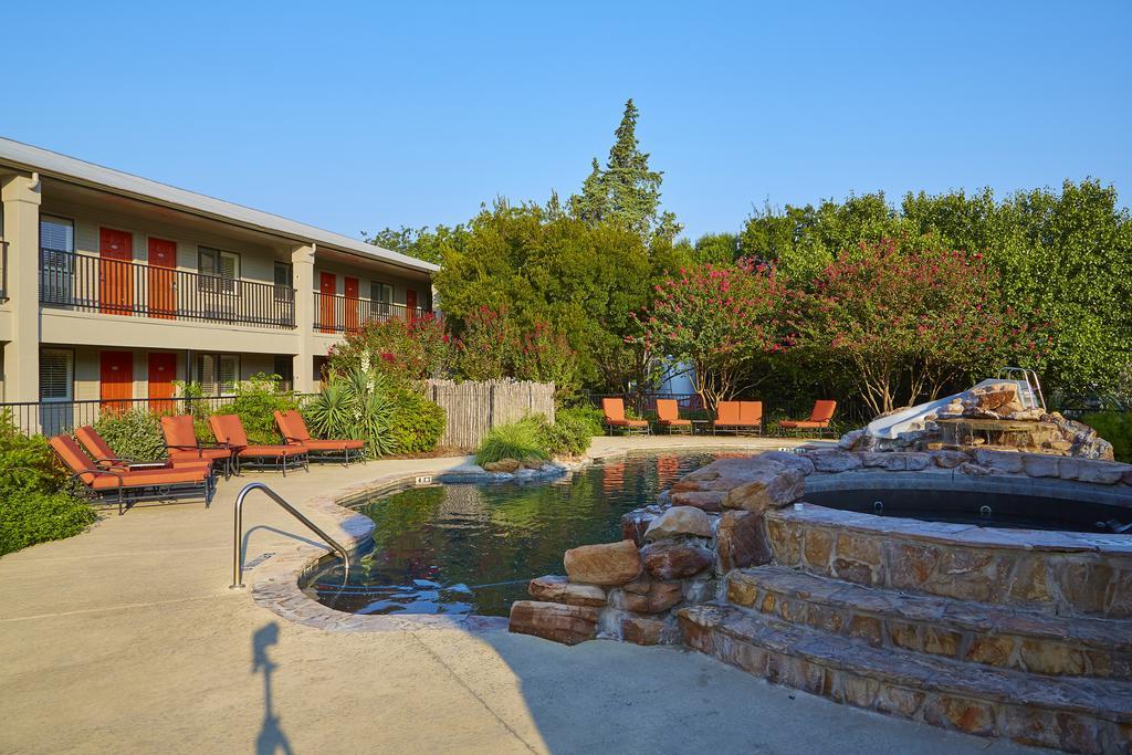 Fredericksburg Inn And Suites Екстериор снимка